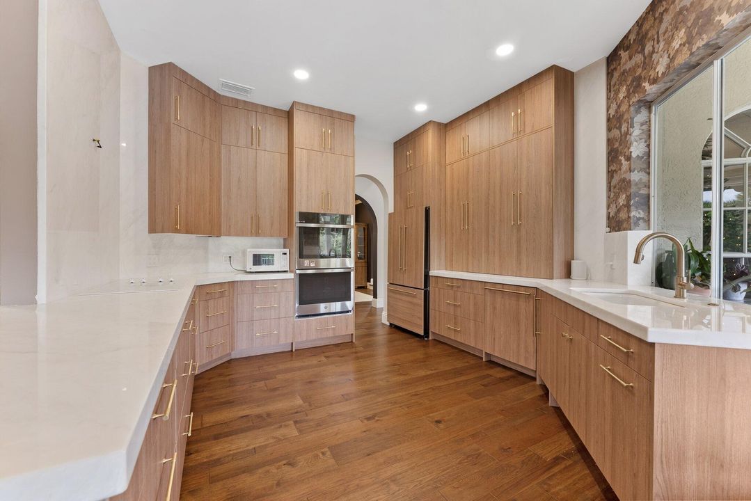 На продажу: $2,250,000 (6 спален, 4 ванн, 4033 Квадратных фут)