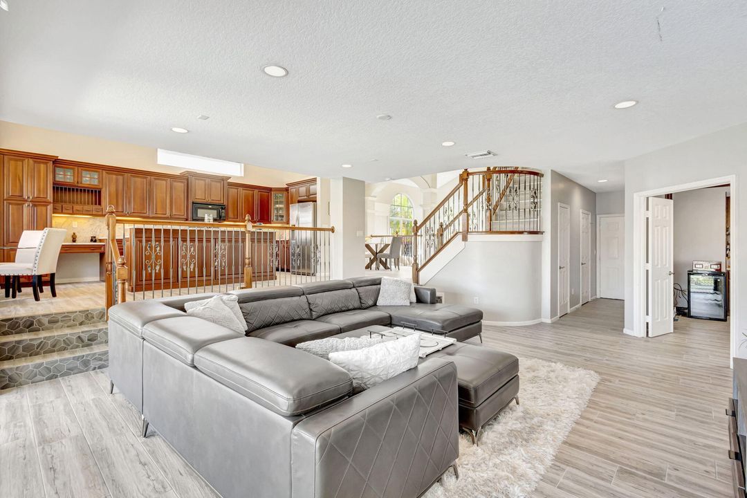 出租: $5,200 (3 贝兹, 3 浴室, 3035 平方英尺)