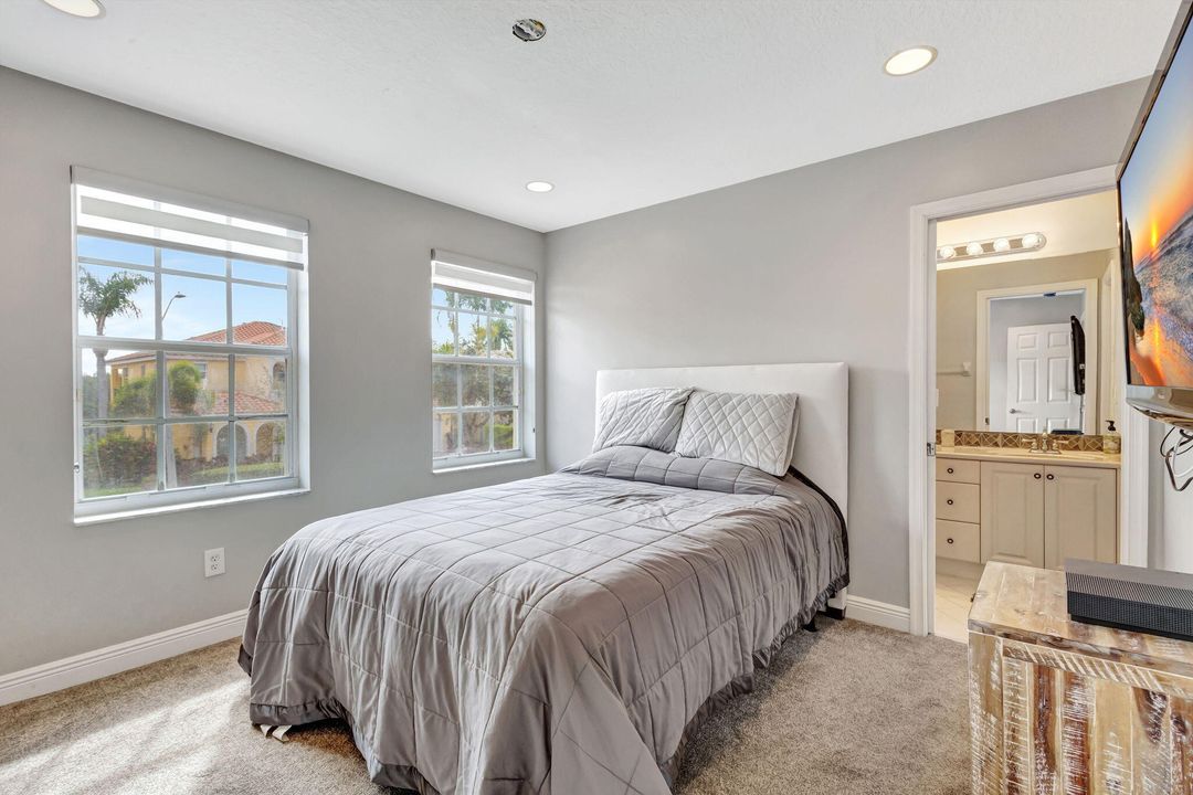 出租: $5,200 (3 贝兹, 3 浴室, 3035 平方英尺)