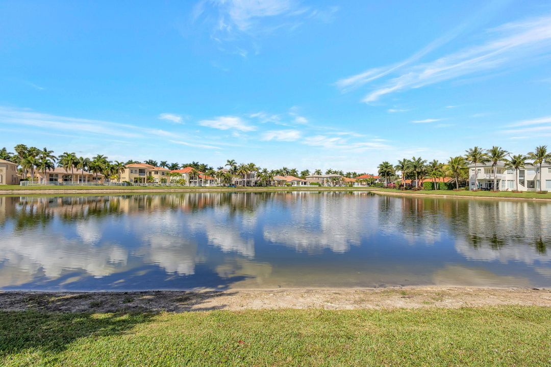 出租: $5,200 (3 贝兹, 3 浴室, 3035 平方英尺)