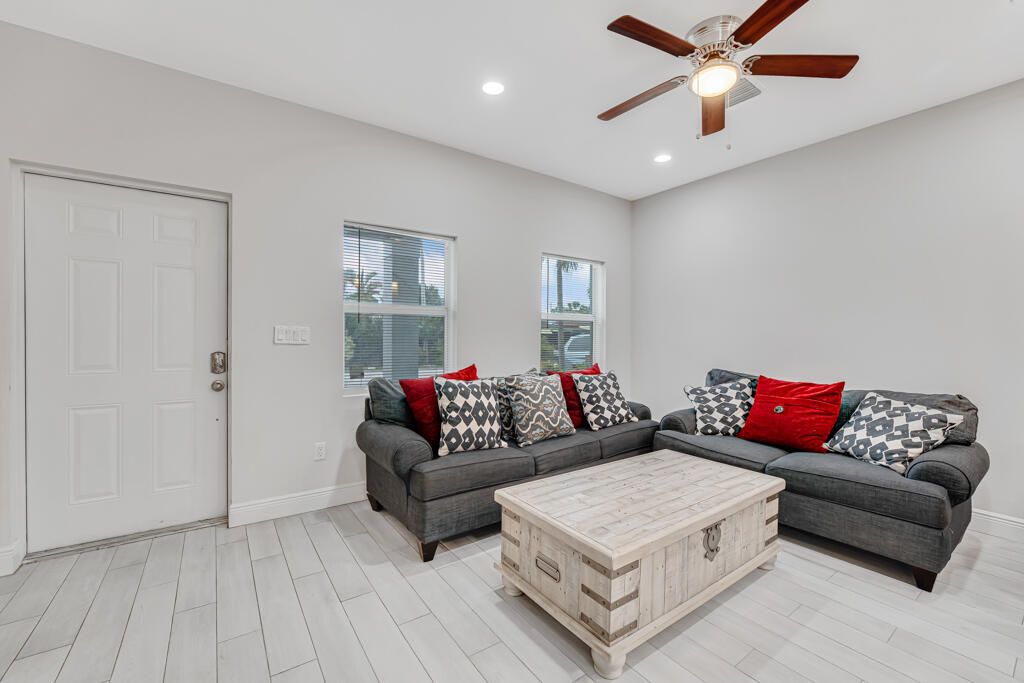 For Sale: $415,000 (3 beds, 2 baths, 1090 Square Feet)