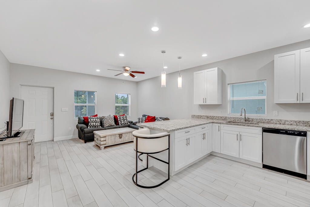 For Sale: $415,000 (3 beds, 2 baths, 1090 Square Feet)