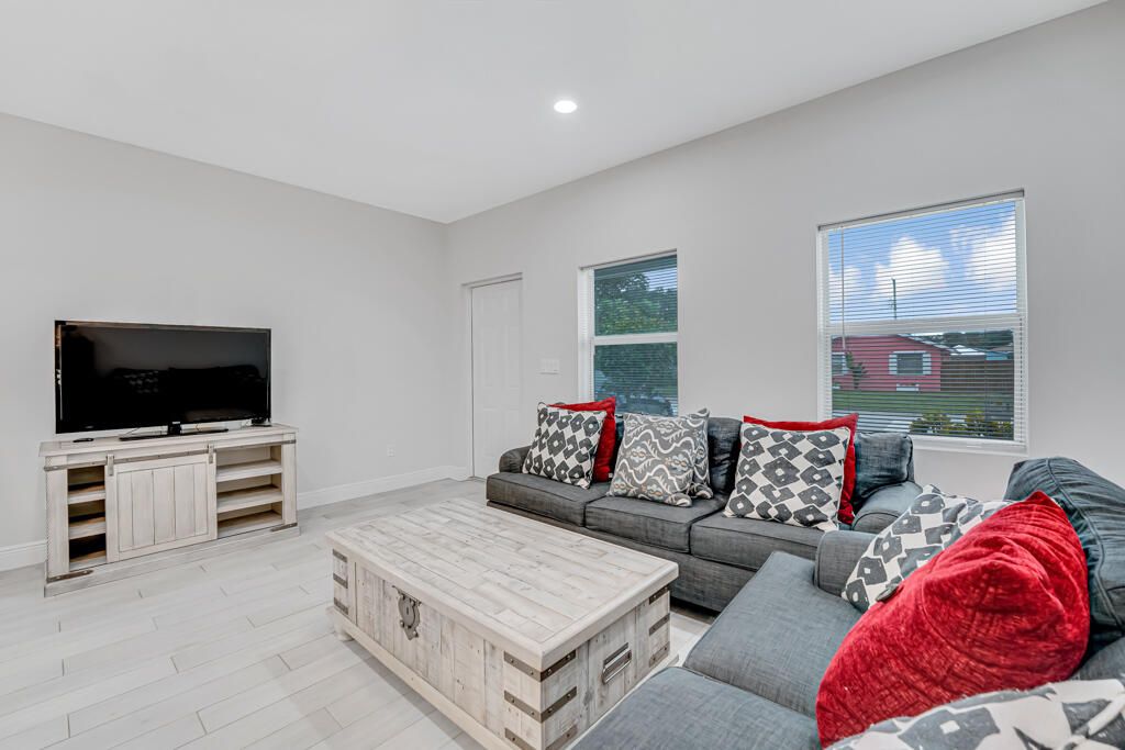 For Sale: $415,000 (3 beds, 2 baths, 1090 Square Feet)