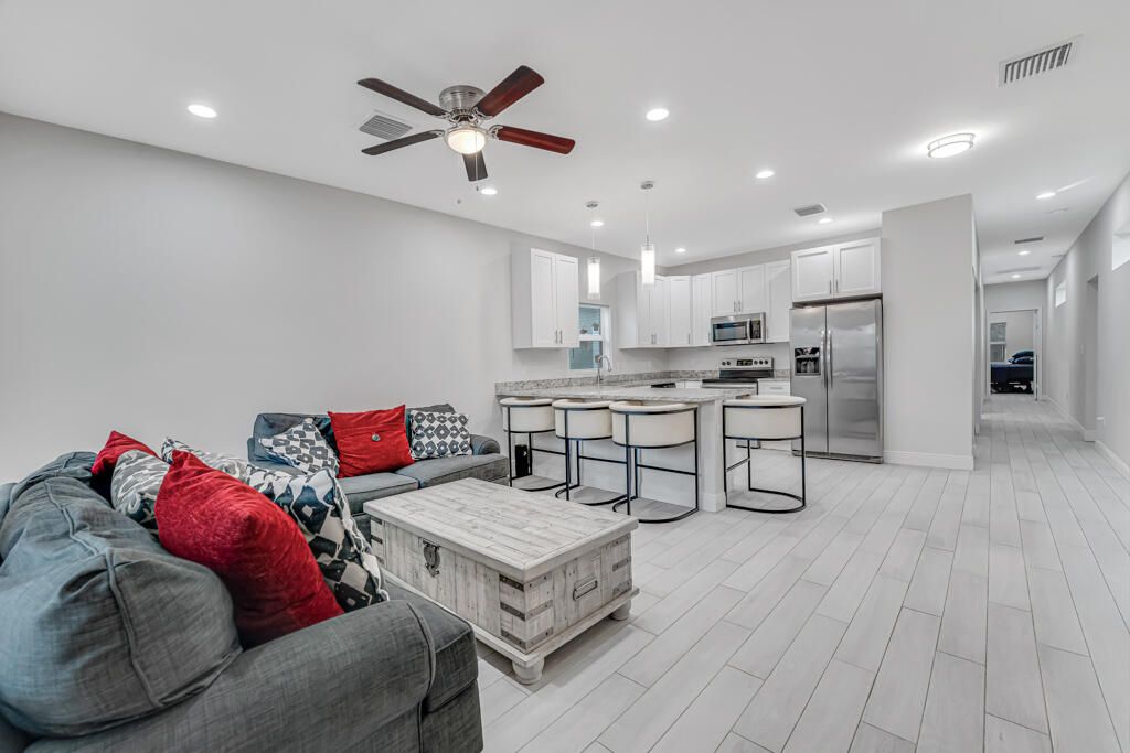 For Sale: $415,000 (3 beds, 2 baths, 1090 Square Feet)