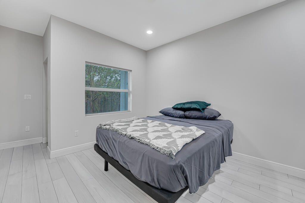 For Sale: $415,000 (3 beds, 2 baths, 1090 Square Feet)