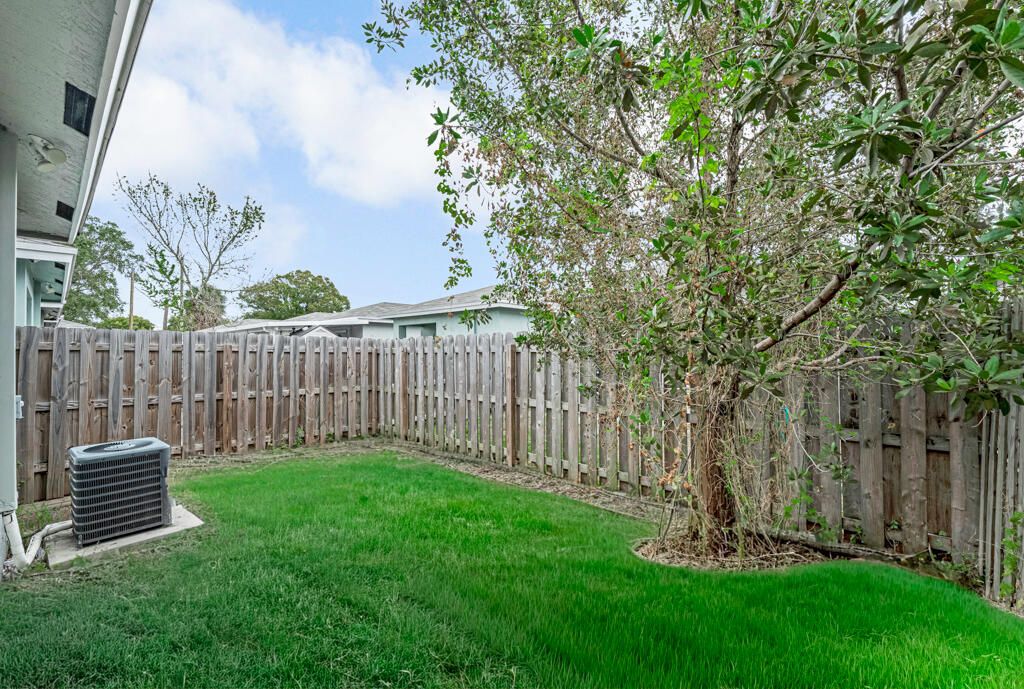 For Sale: $415,000 (3 beds, 2 baths, 1090 Square Feet)