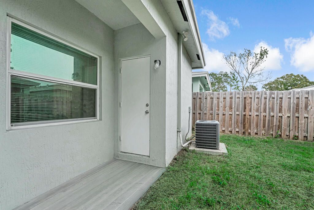 For Sale: $415,000 (3 beds, 2 baths, 1090 Square Feet)