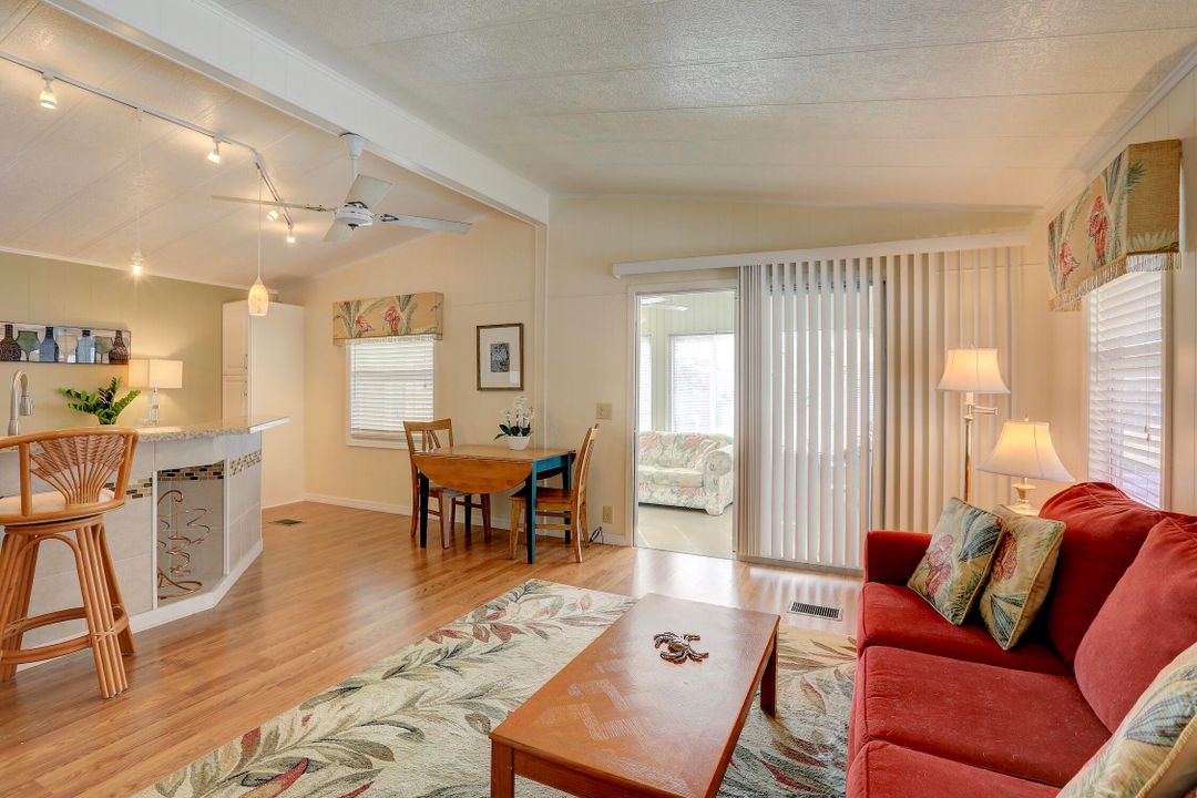 待售: $159,000 (2 贝兹, 2 浴室, 927 平方英尺)