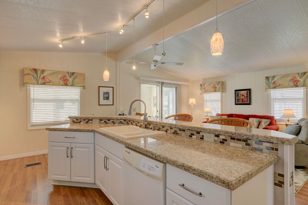 待售: $159,000 (2 贝兹, 2 浴室, 927 平方英尺)