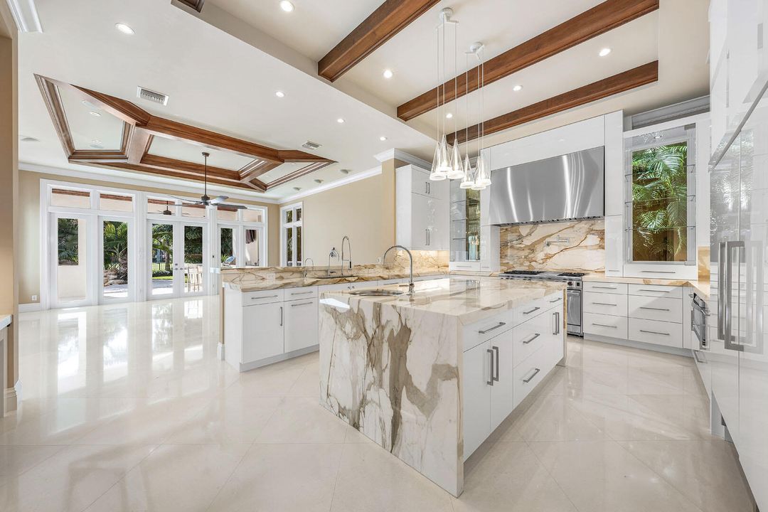 На продажу: $9,450,000 (6 спален, 7 ванн, 8190 Квадратных фут)