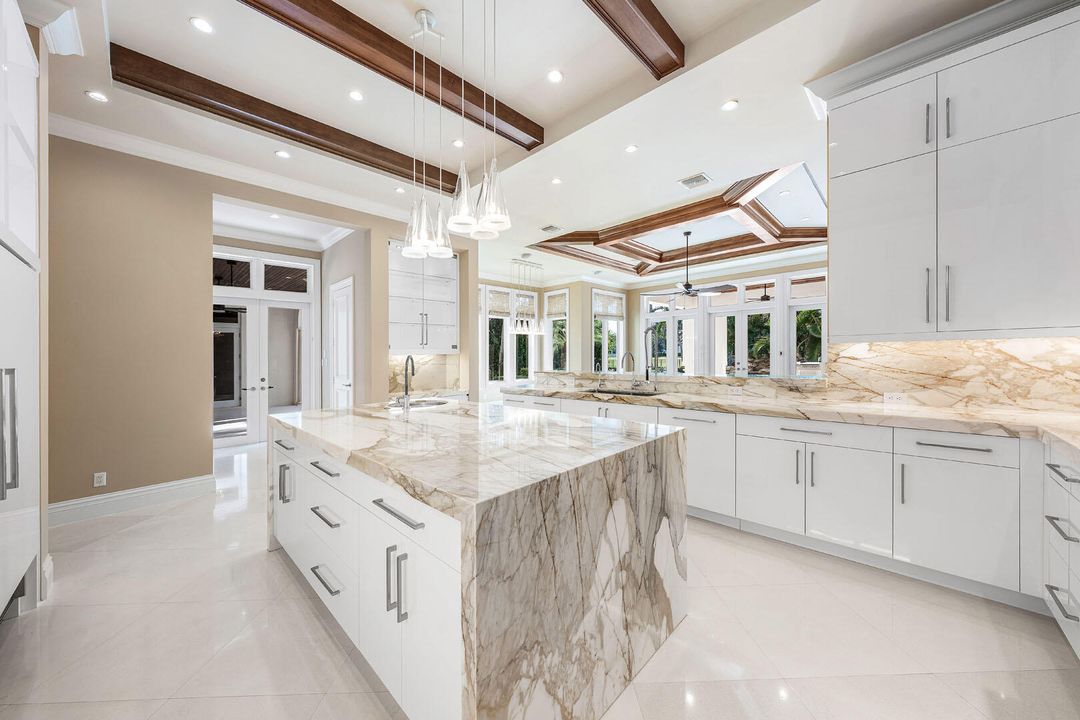 На продажу: $9,450,000 (6 спален, 7 ванн, 8190 Квадратных фут)