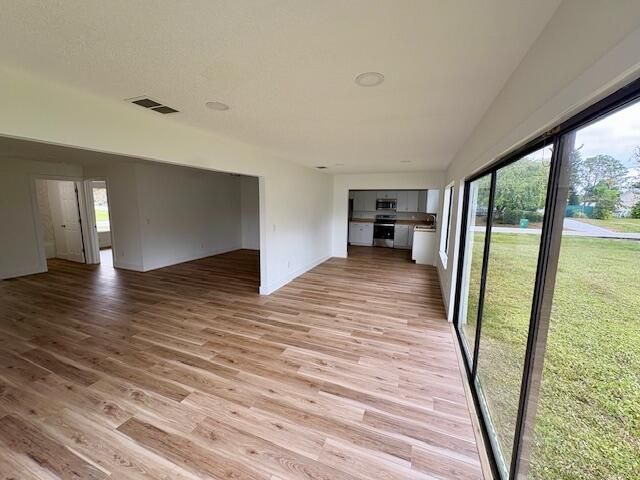 For Rent: $2,500 (2 beds, 2 baths, 1417 Square Feet)