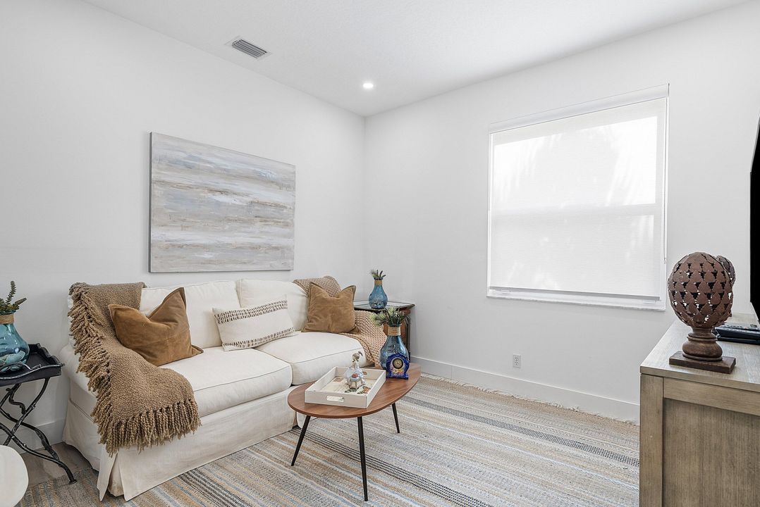 待售: $570,000 (2 贝兹, 2 浴室, 1936 平方英尺)