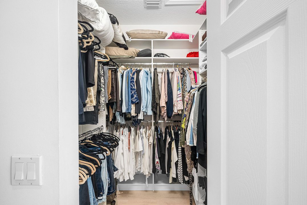 待售: $570,000 (2 贝兹, 2 浴室, 1936 平方英尺)