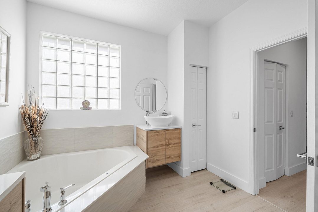 待售: $570,000 (2 贝兹, 2 浴室, 1936 平方英尺)