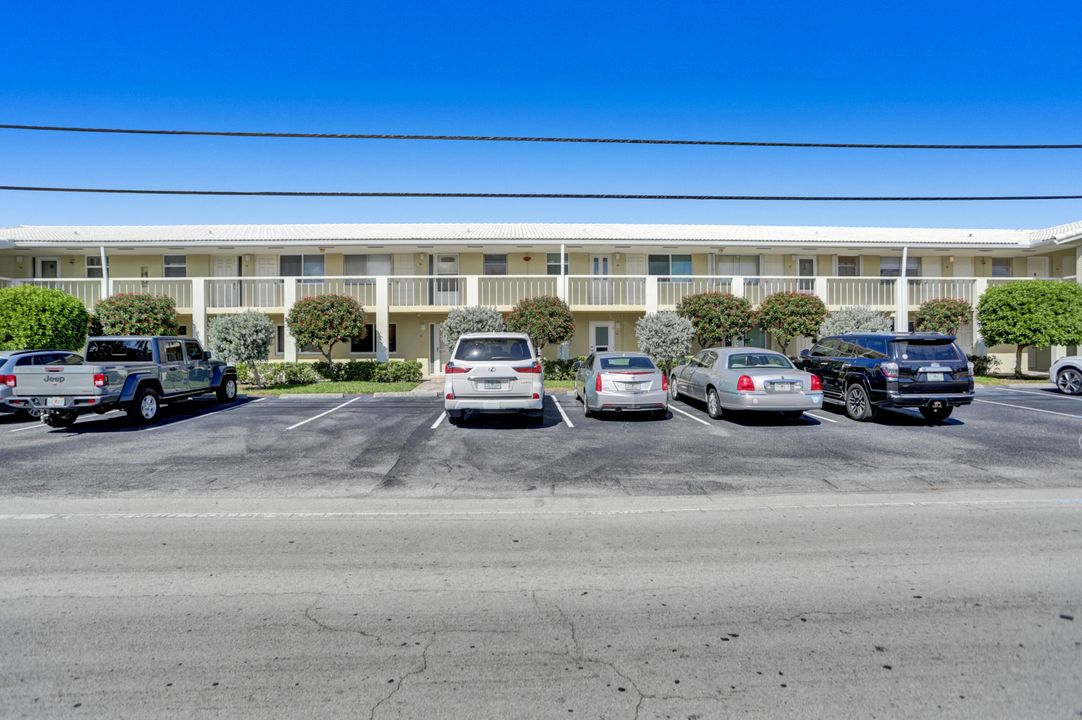 For Sale: $295,000 (2 beds, 1 baths, 739 Square Feet)