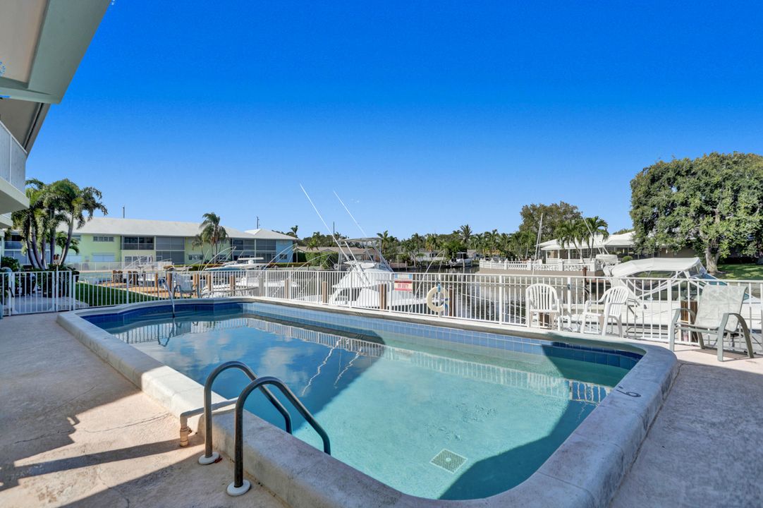 For Sale: $295,000 (2 beds, 1 baths, 739 Square Feet)