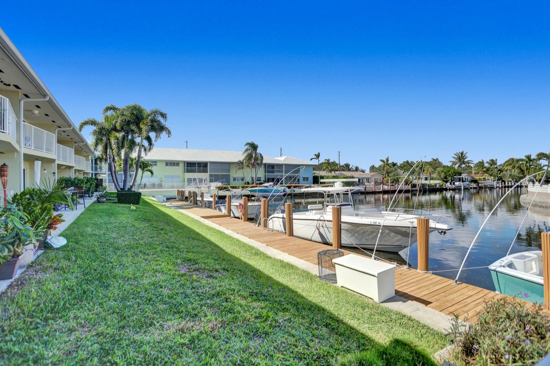 For Sale: $295,000 (2 beds, 1 baths, 739 Square Feet)