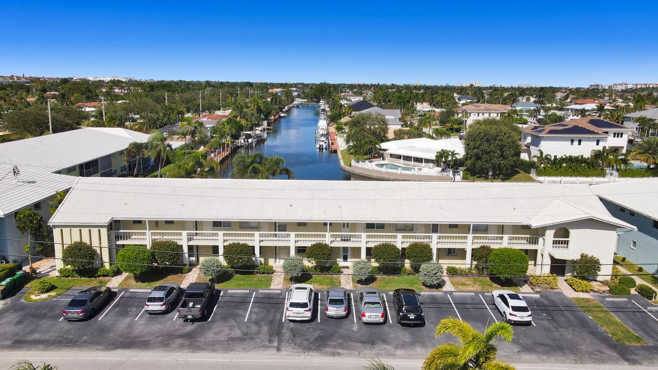 For Sale: $295,000 (2 beds, 1 baths, 739 Square Feet)