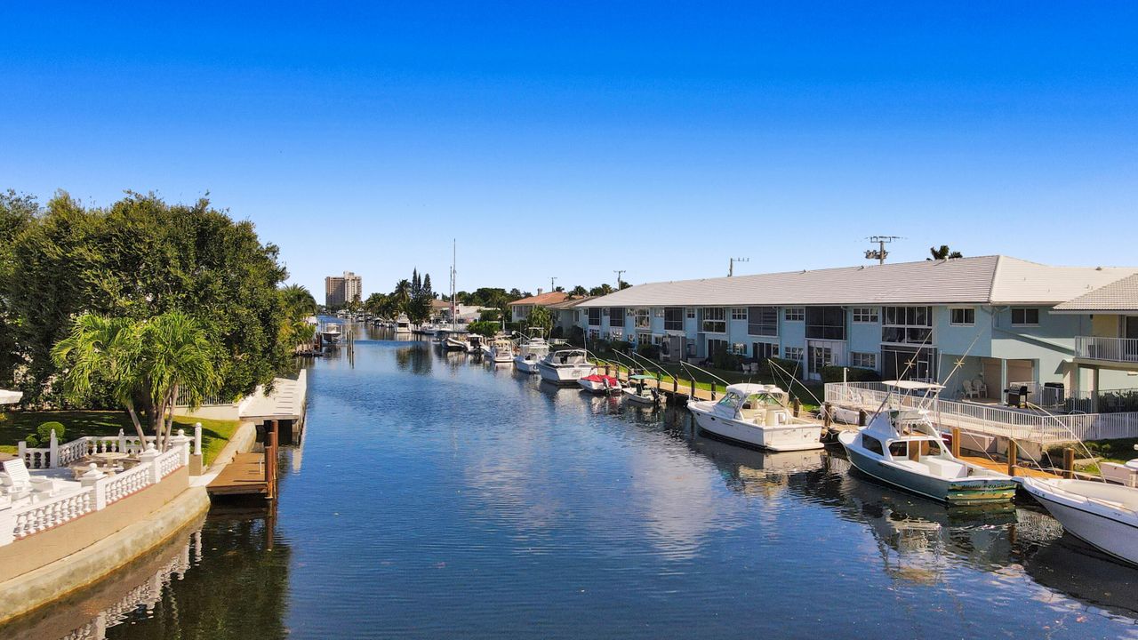 For Sale: $295,000 (2 beds, 1 baths, 739 Square Feet)