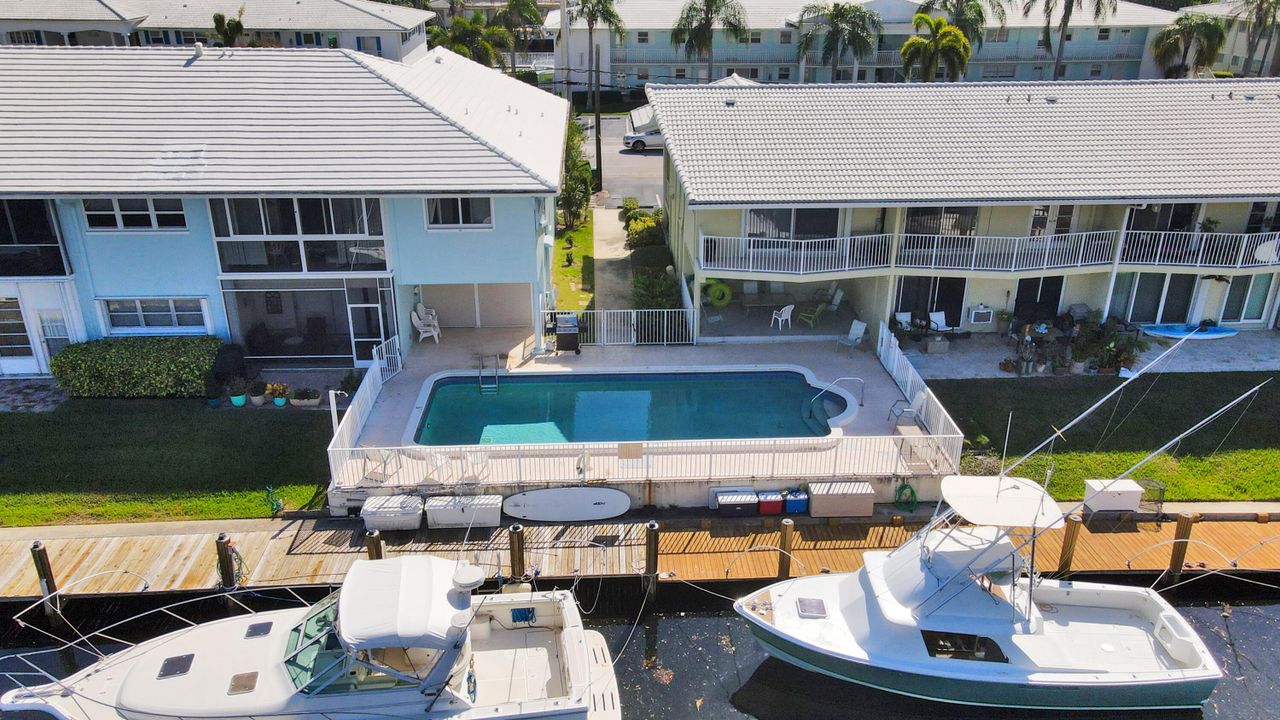 For Sale: $295,000 (2 beds, 1 baths, 739 Square Feet)