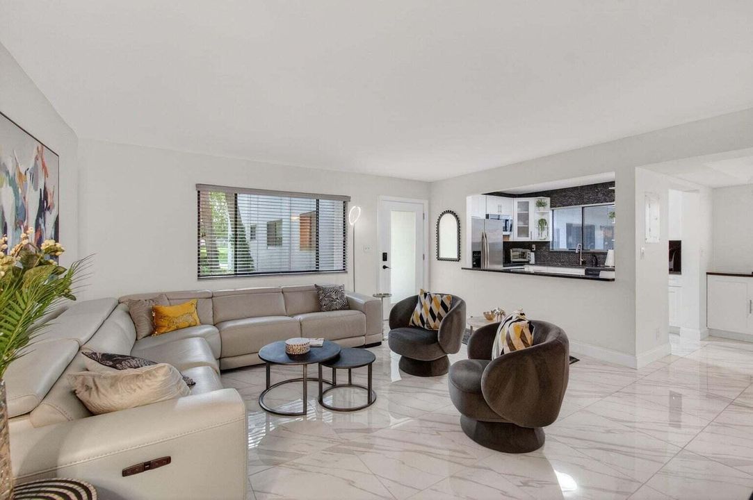 For Sale: $249,750 (2 beds, 2 baths, 1100 Square Feet)