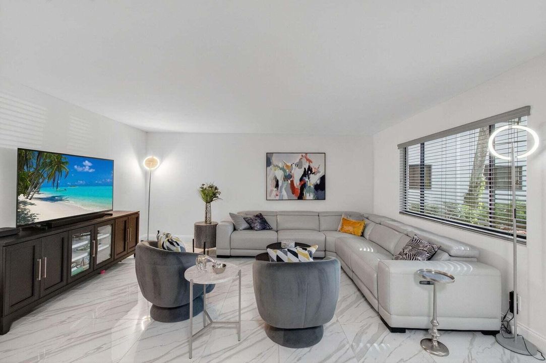 For Sale: $249,750 (2 beds, 2 baths, 1100 Square Feet)