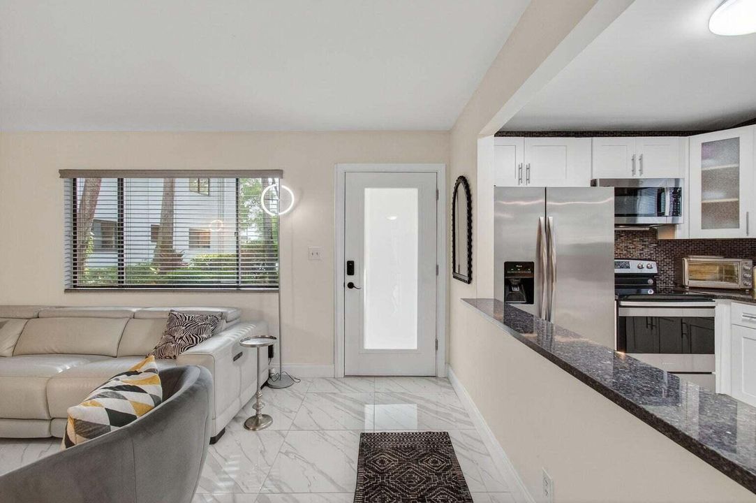 For Sale: $249,750 (2 beds, 2 baths, 1100 Square Feet)