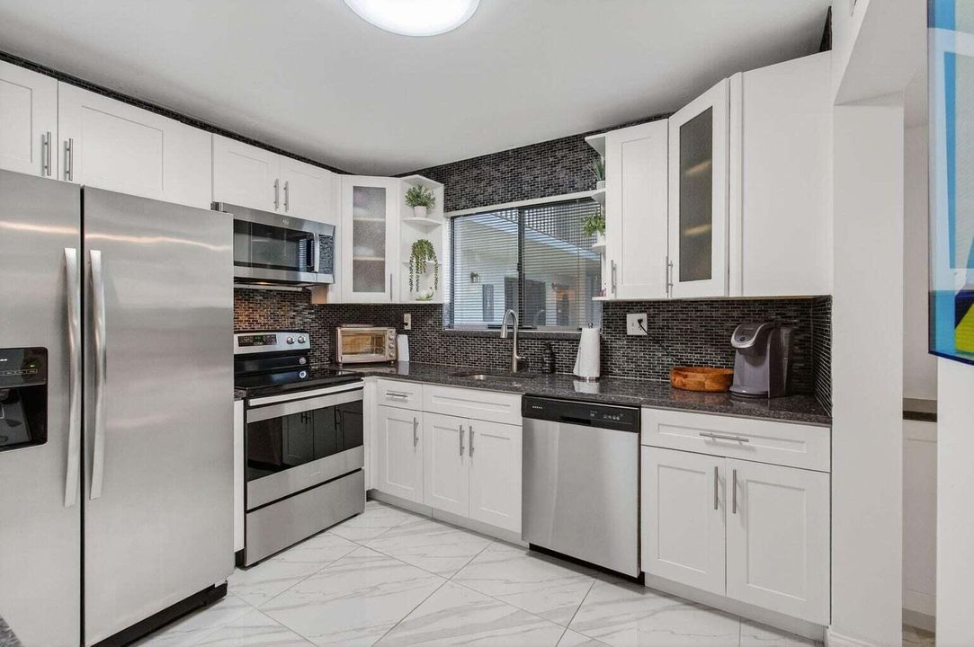 For Sale: $249,750 (2 beds, 2 baths, 1100 Square Feet)