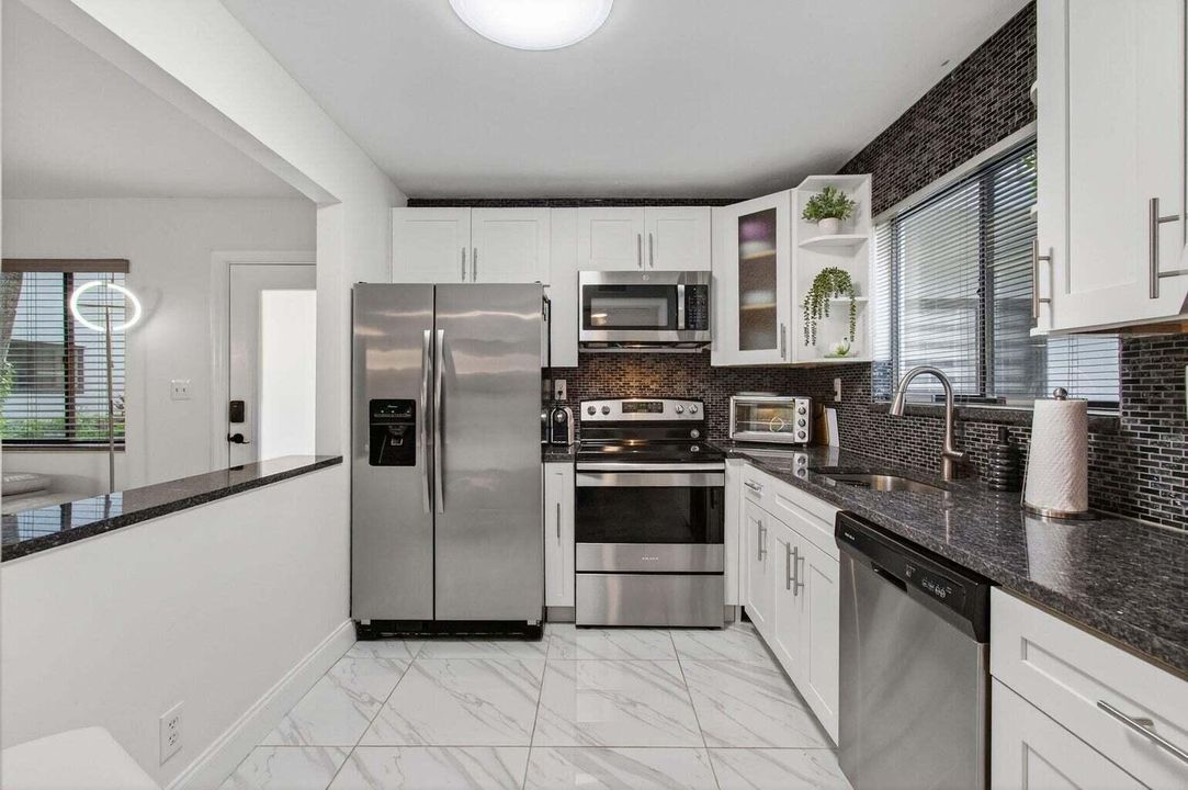 For Sale: $249,750 (2 beds, 2 baths, 1100 Square Feet)