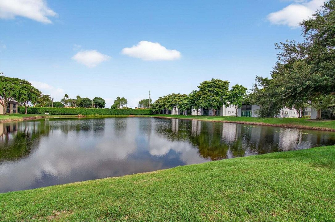 For Sale: $249,750 (2 beds, 2 baths, 1100 Square Feet)