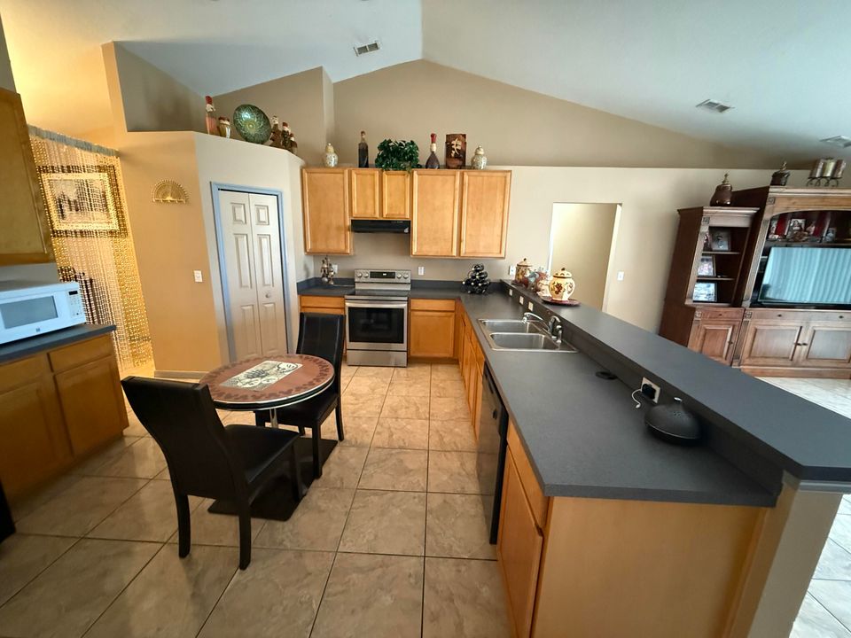 На продажу: $340,000 (4 спален, 2 ванн, 2235 Квадратных фут)