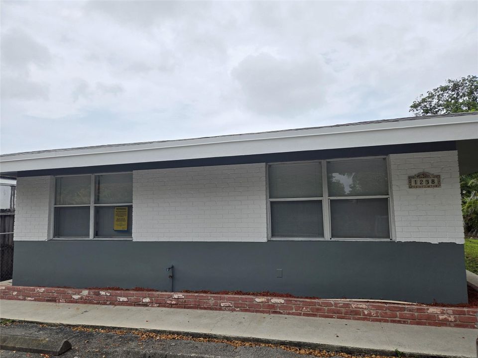 For Rent: $1,900 (2 beds, 1 baths, 935 Square Feet)