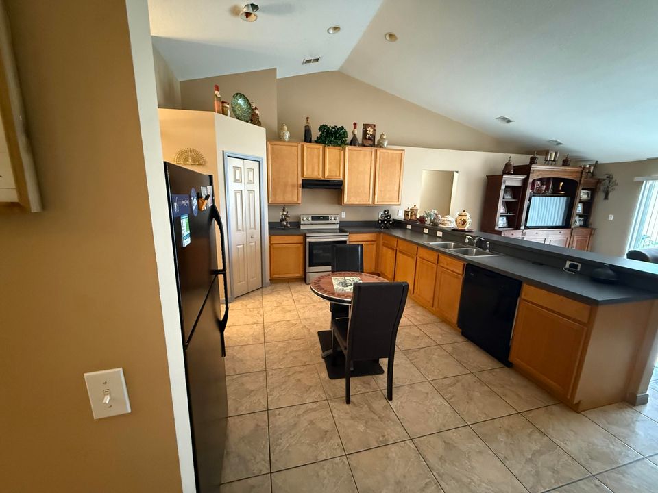 На продажу: $340,000 (4 спален, 2 ванн, 2235 Квадратных фут)