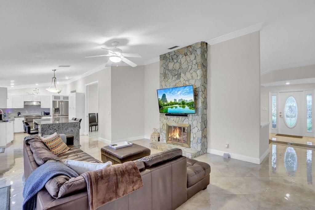 For Rent: $7,000 (4 beds, 2 baths, 2081 Square Feet)