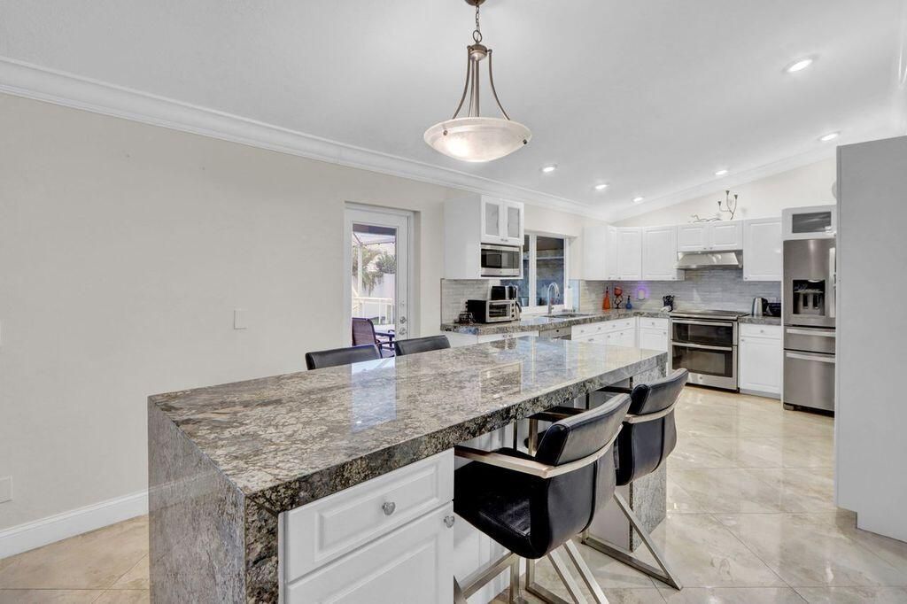 For Rent: $7,000 (4 beds, 2 baths, 2081 Square Feet)