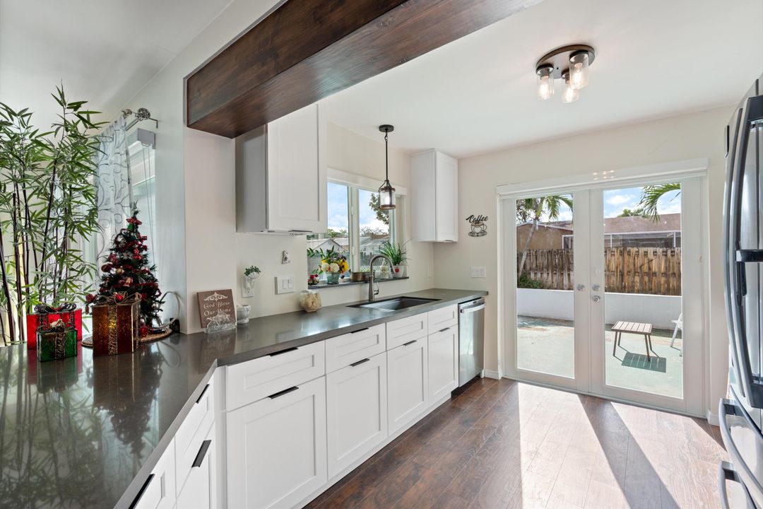 For Sale: $705,000 (4 beds, 2 baths, 1976 Square Feet)