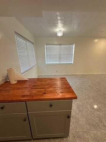 For Rent: $1,900 (2 beds, 1 baths, 935 Square Feet)