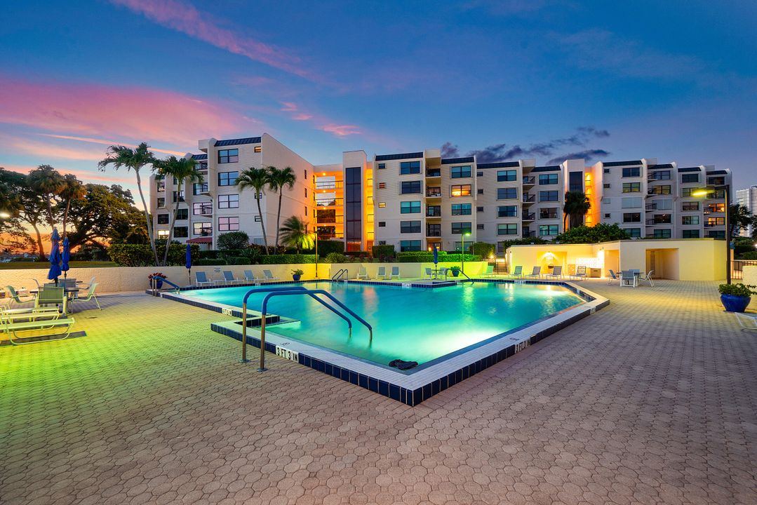 For Sale: $999,000 (3 beds, 2 baths, 1978 Square Feet)