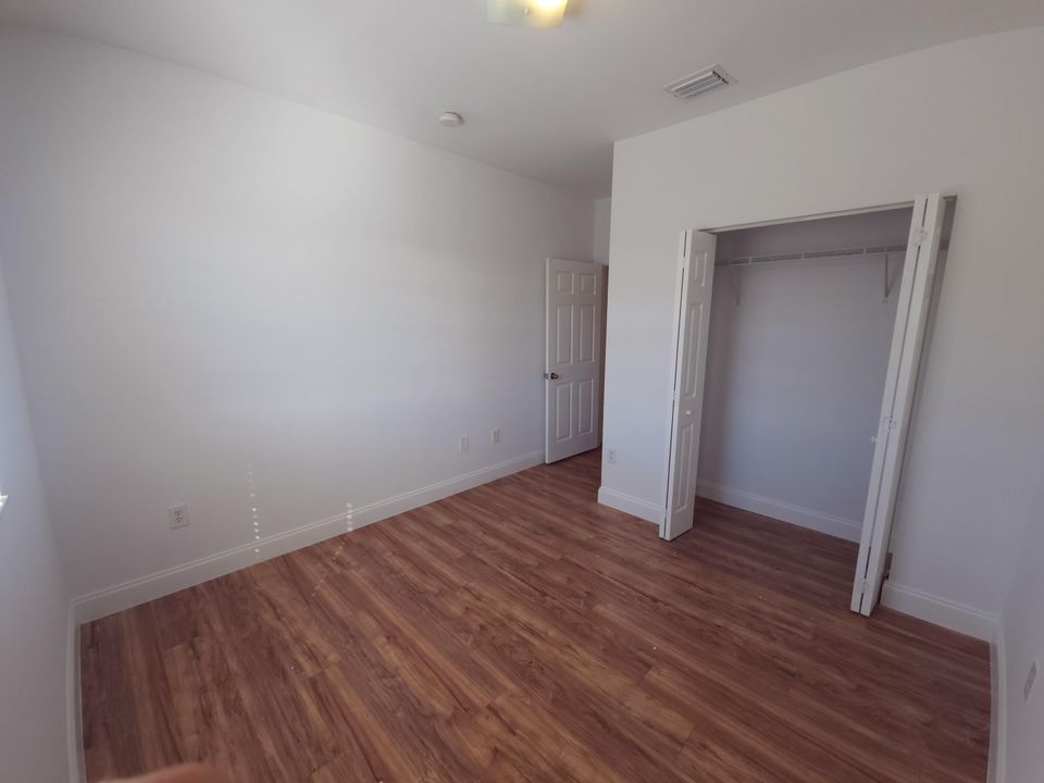 Activo con contrato: $2,300 (3 camas, 2 baños, 1530 Pies cuadrados)