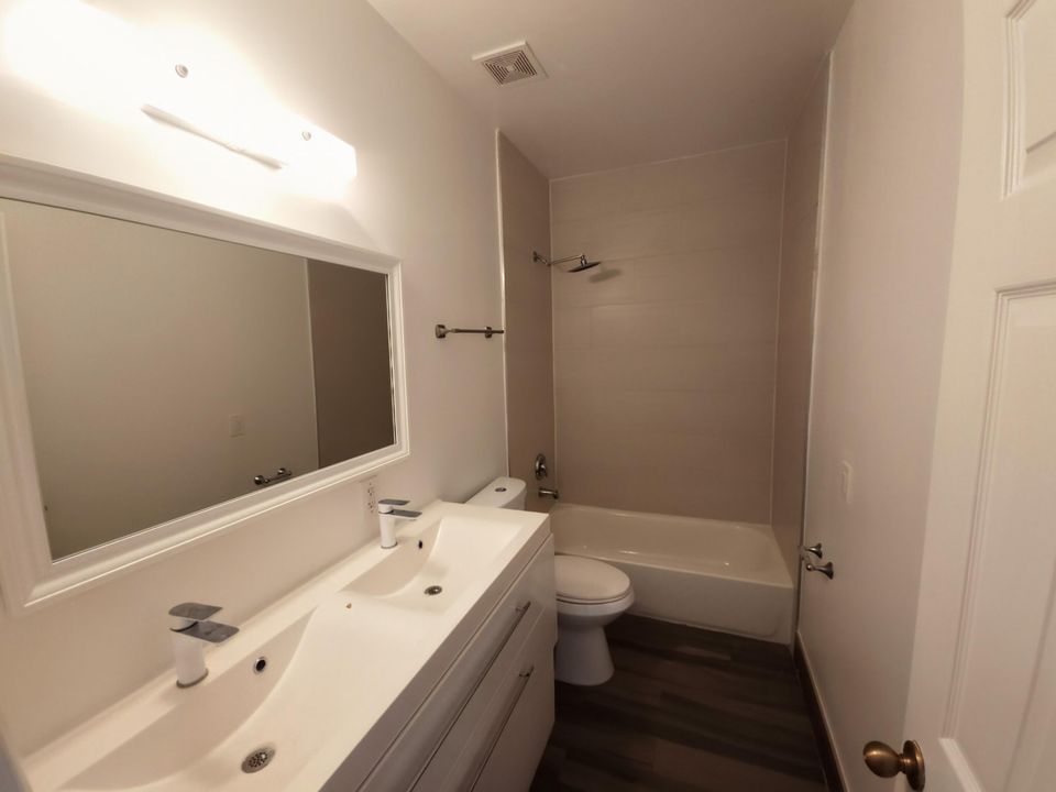 Activo con contrato: $2,300 (3 camas, 2 baños, 1530 Pies cuadrados)