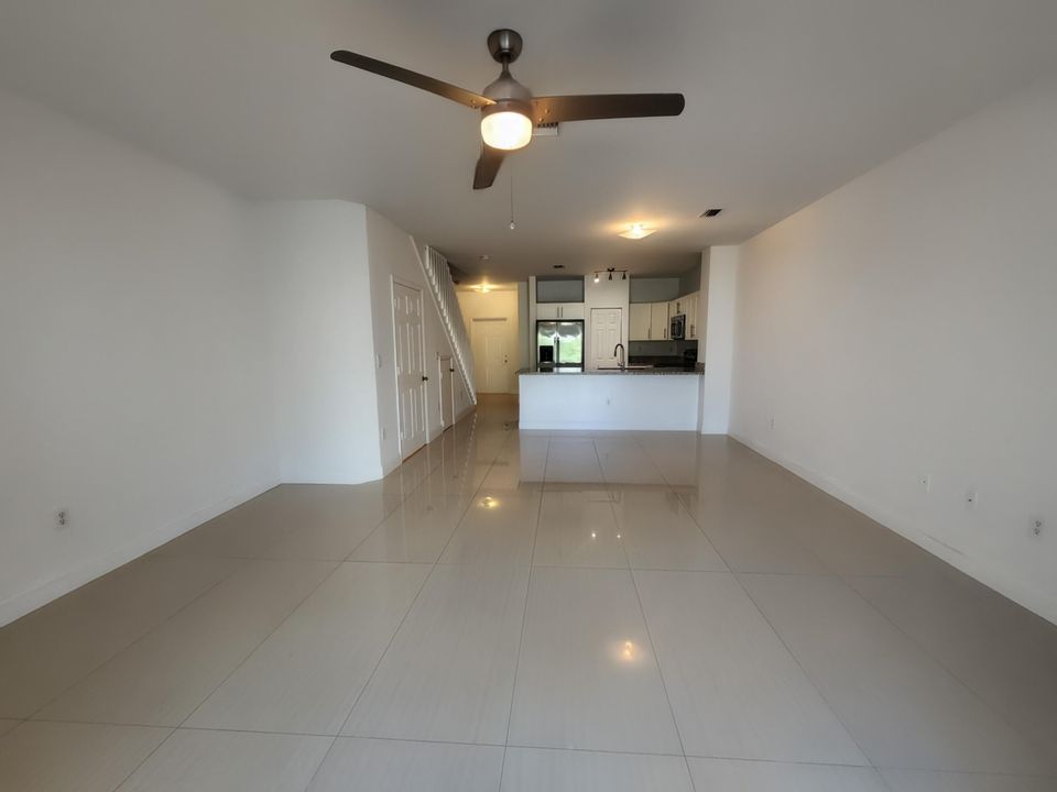 Activo con contrato: $2,300 (3 camas, 2 baños, 1530 Pies cuadrados)