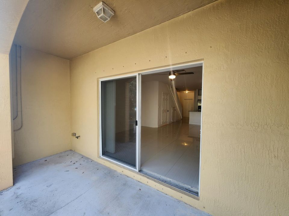 Activo con contrato: $2,300 (3 camas, 2 baños, 1530 Pies cuadrados)