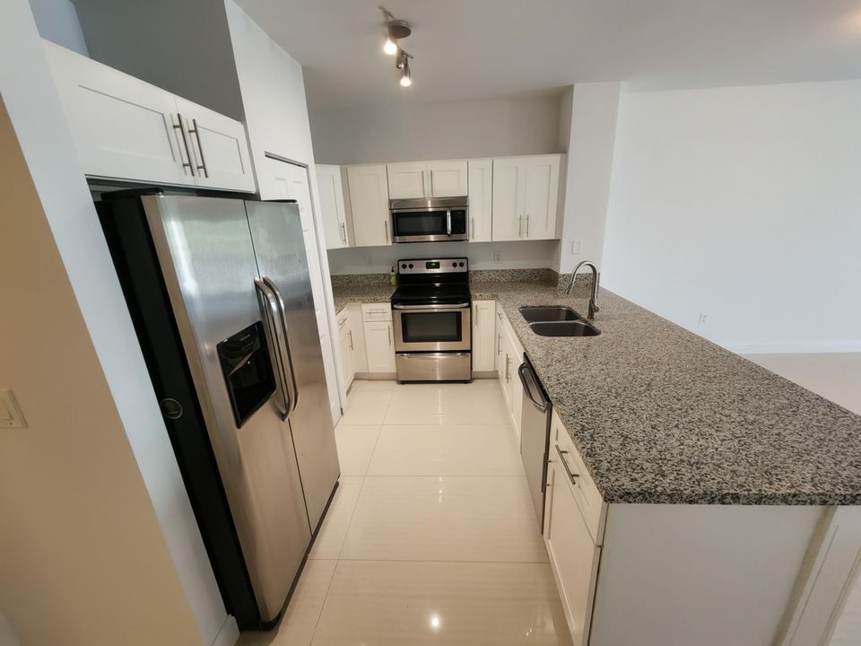 Activo con contrato: $2,300 (3 camas, 2 baños, 1530 Pies cuadrados)