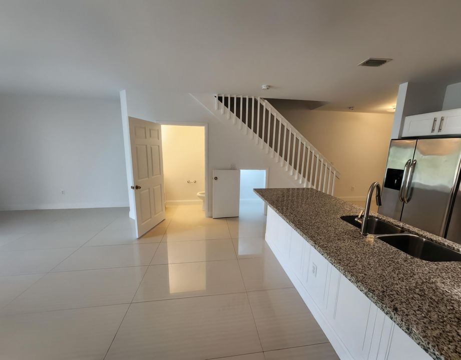 Activo con contrato: $2,300 (3 camas, 2 baños, 1530 Pies cuadrados)