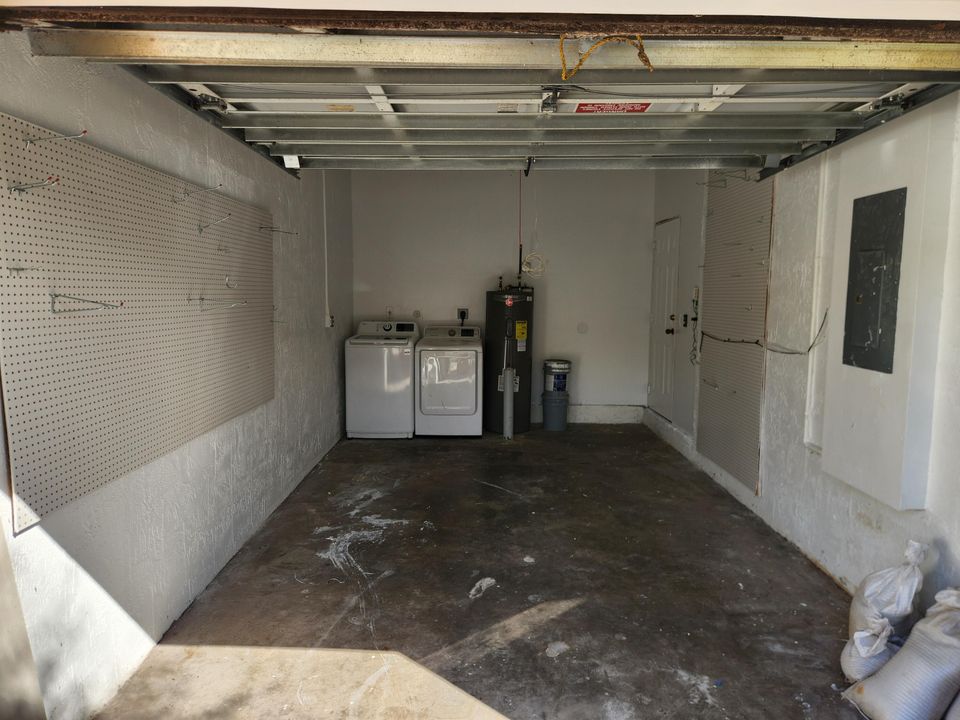 Activo con contrato: $2,300 (3 camas, 2 baños, 1530 Pies cuadrados)