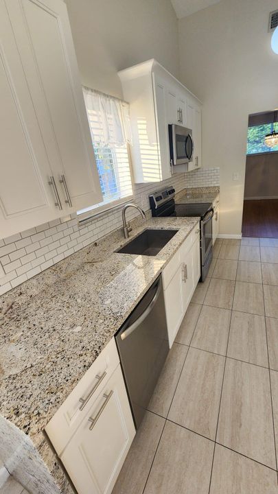 合同活跃: $2,600 (3 贝兹, 2 浴室, 1458 平方英尺)