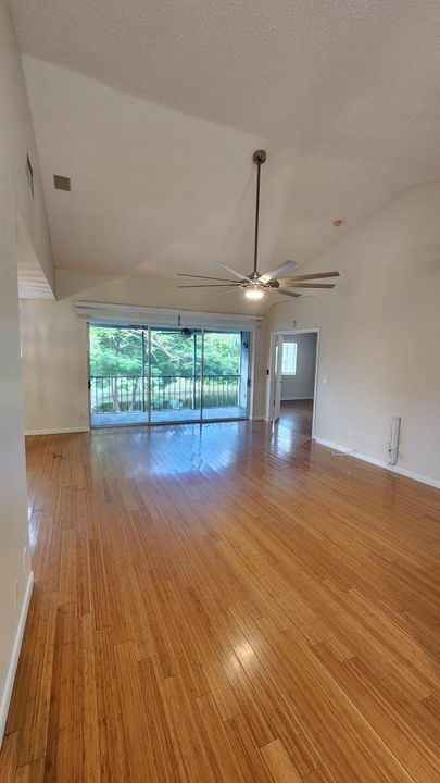 合同活跃: $2,600 (3 贝兹, 2 浴室, 1458 平方英尺)