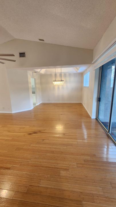 合同活跃: $2,600 (3 贝兹, 2 浴室, 1458 平方英尺)