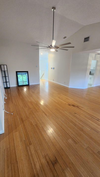 合同活跃: $2,600 (3 贝兹, 2 浴室, 1458 平方英尺)